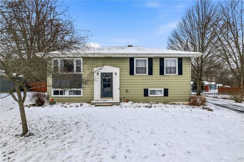 Photo of 1415 Wakefield Dr, Hermitage, PA 16148 (MLS # 1733441)