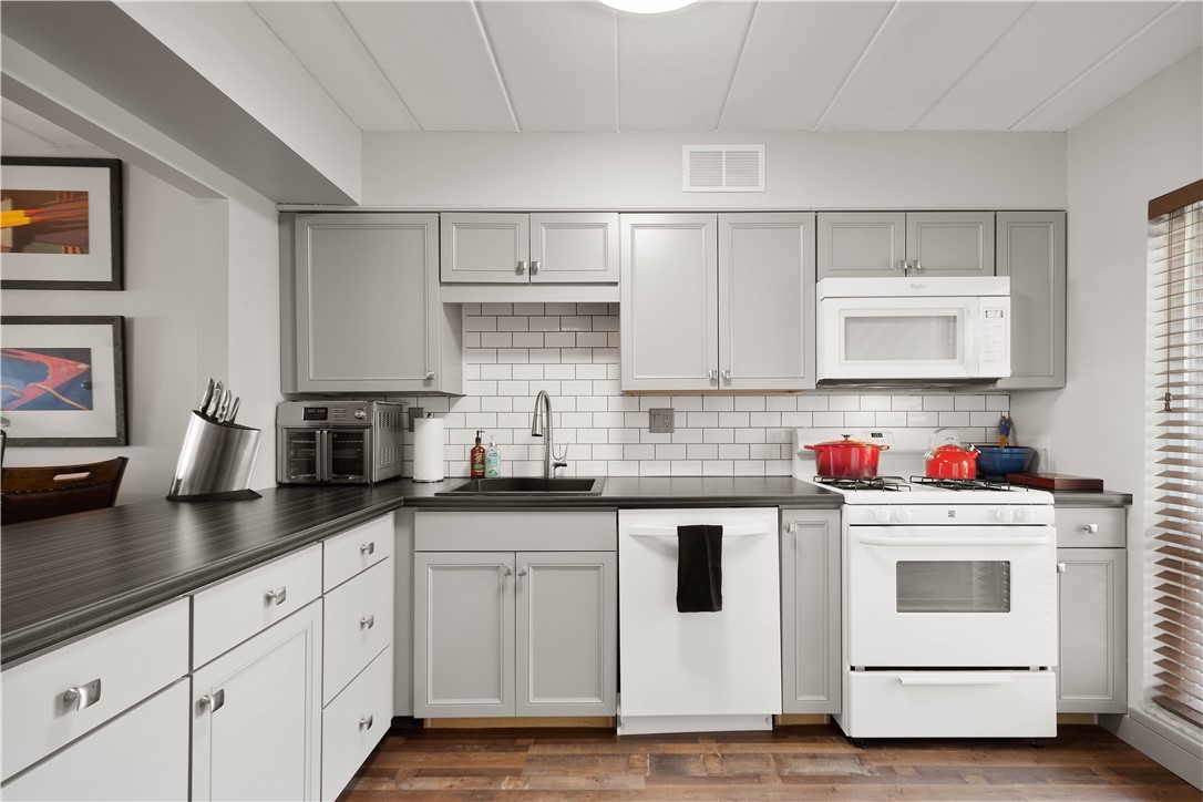 Scott Twp - Sal, Pennsylvania 15220, United States, 2 Bedrooms Bedrooms, ,1 BathroomBathrooms,Residential,Active,97105