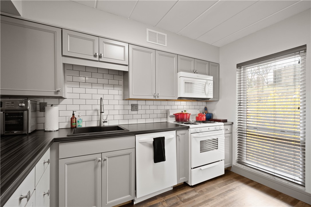 Scott Twp - Sal, Pennsylvania 15220, United States, 2 Bedrooms Bedrooms, ,1 BathroomBathrooms,Residential,Active,97105