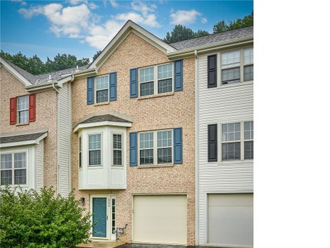 Townhouse For Rent - 229 Hillvue Dr<br/> Butler County, Seven Fields Boro, PA 16046