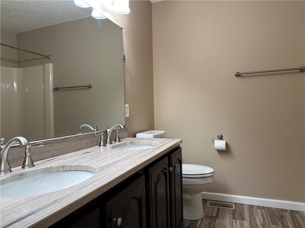 Neshannock Twp, Pennsylvania 16105, United States, 4 Bedrooms Bedrooms, ,2 BathroomsBathrooms,Residential,Contingent,126200