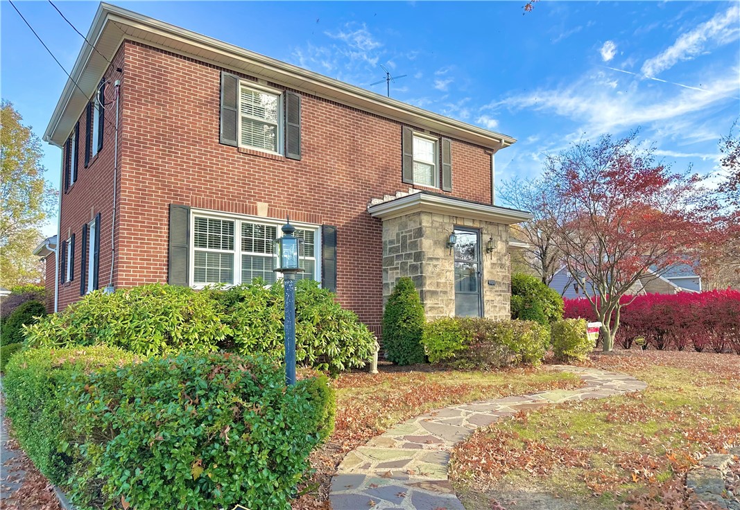 11 E Maitland Ln