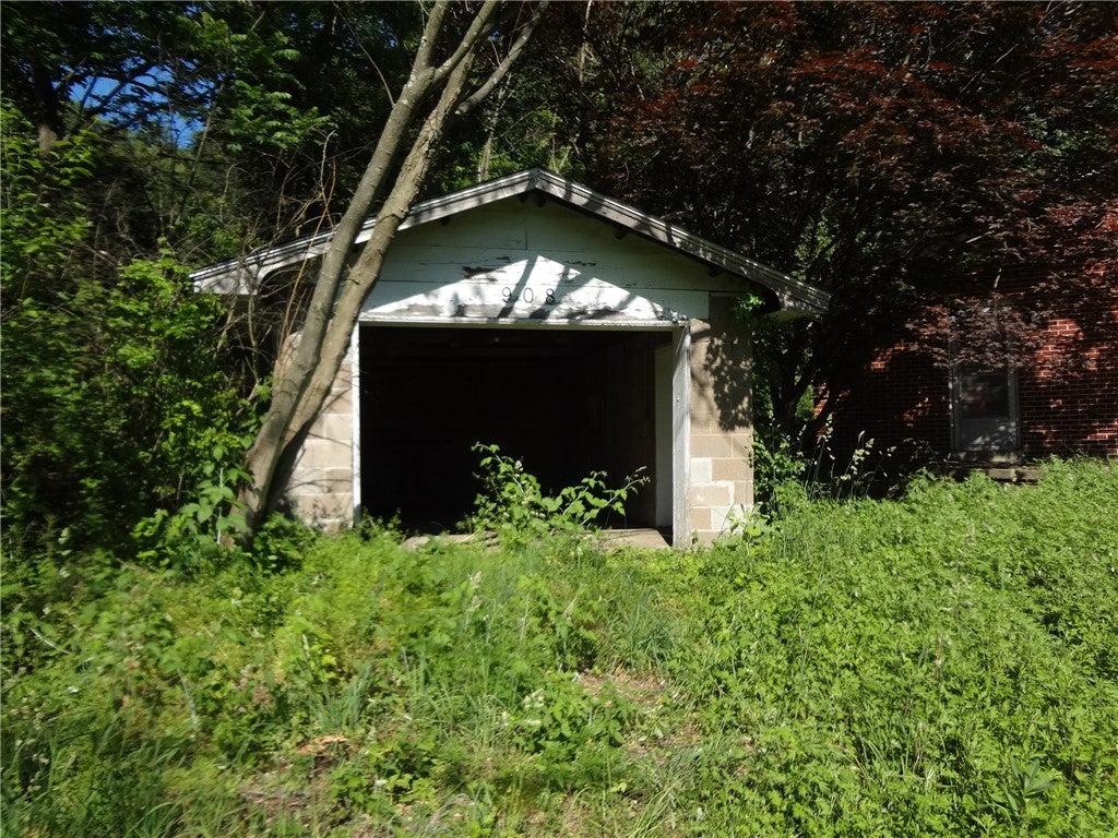 908 Youngstown Ridge Road