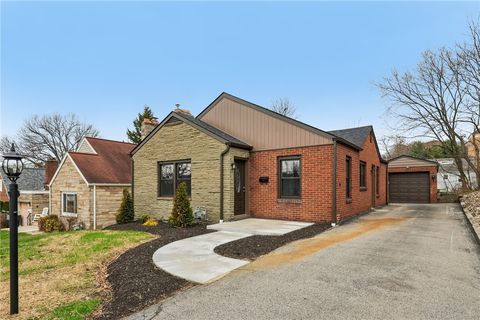 Photo of 300 Patricia Dr, Ellwood City, PA 16117 (MLS # 1746354)