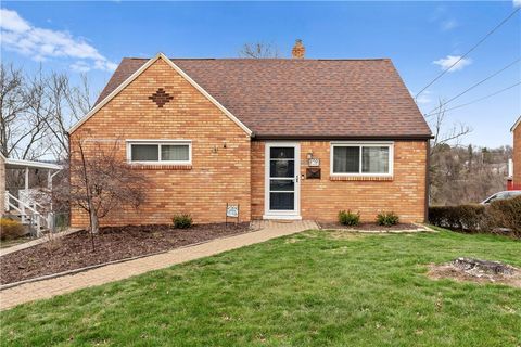 Photo of 628 Valemont Dr, Verona, PA 15147 (MLS # 1745798)