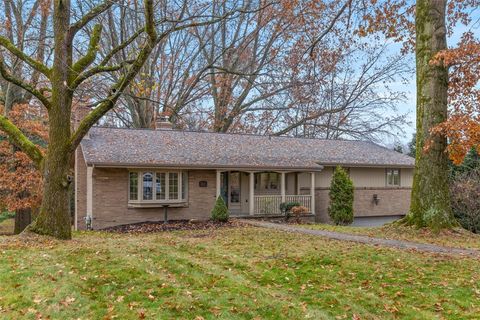 Photo of 2610 Cedarvue Dr, Pittsburgh, PA 15241 (MLS # 1731891)