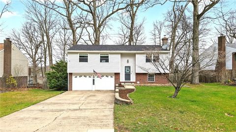 Photo of 103 Valleyview Drive, Cranberry Twp, PA 16066 (MLS # 1746034)