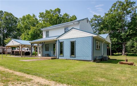 Photo of 118 Allegheny Dr, Karns City, PA 16041 (MLS # 1759048)