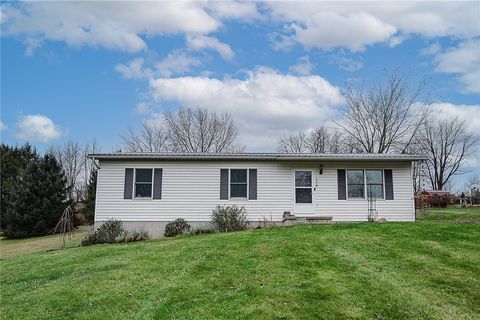Photo of 114 Apache Dr, Indiana, PA 15701 (MLS # 1731098)