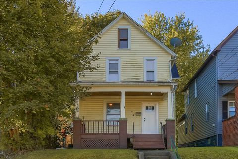 Photo of 705 Park Ave, Ellwood City, PA 16117 (MLS # 1724412)