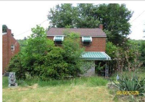 Photo of 450 Cedar St, Jeannette, PA 15644 (MLS # 1764193)
