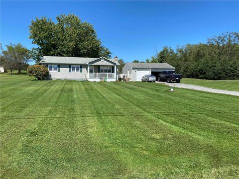 Photo of 4871 County Line Rd, New Castle, PA 16101 (MLS # 1732145)