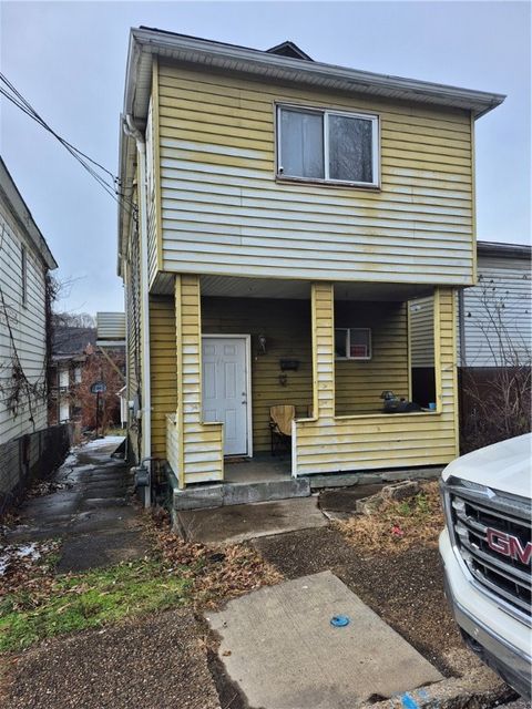 Photo of 802 Lamont St, Mc Kees Rocks, PA 15136 (MLS # 1737017)