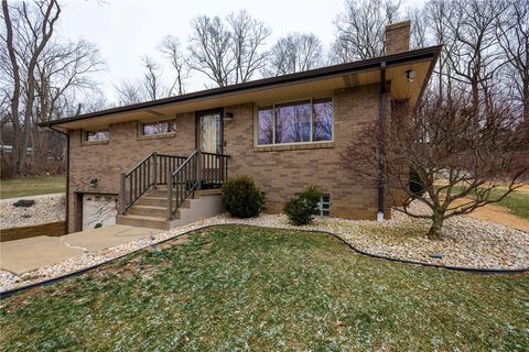 Photo of 1005 Paintertown Rd, Irwin, PA 15642 (MLS # 1737348)