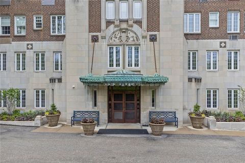 Photo of 5023 Frew Street #9C, Pittsburgh, PA 15213 (MLS # 1752103)