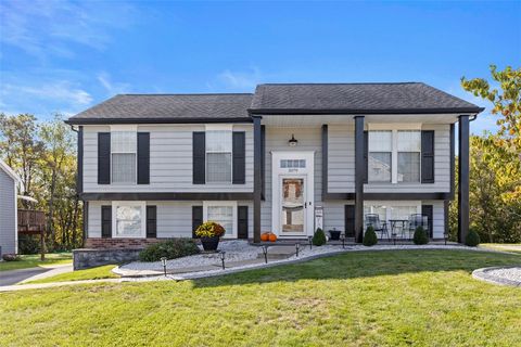 Photo of 5079 Windriver Dr, Mckees Rocks, PA 15136 (MLS # 1724203)