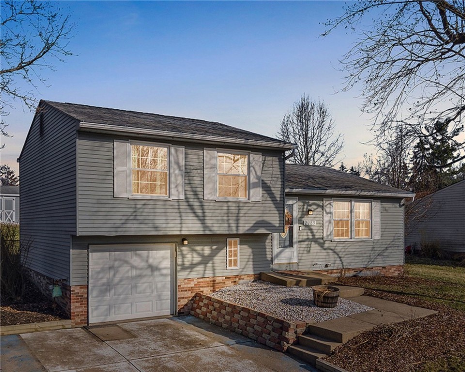 2989 Amy Drive Dr, South Park, Pennsylvania image 1