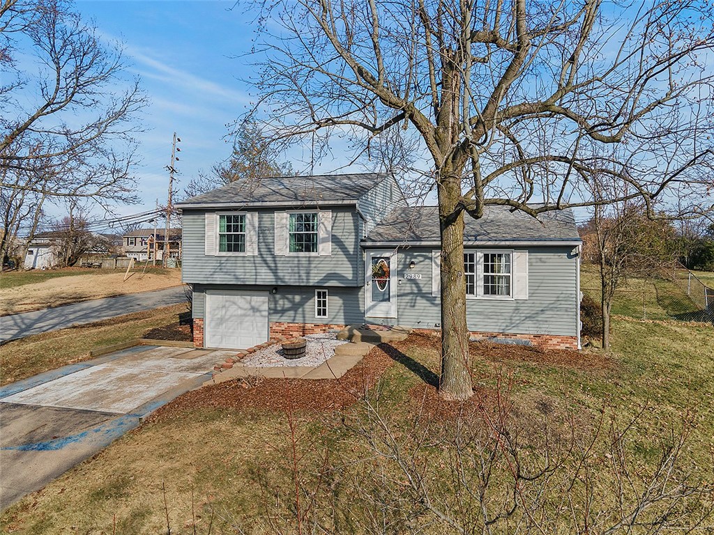 2989 Amy Drive Dr, South Park, Pennsylvania image 2