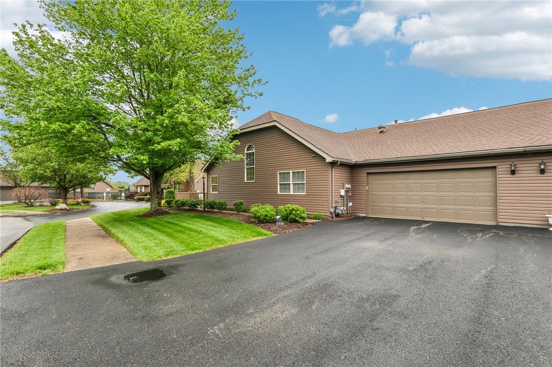 Photo 1 of 31 — 1218 Murry Chase Ln, Murrysville, PA 15668