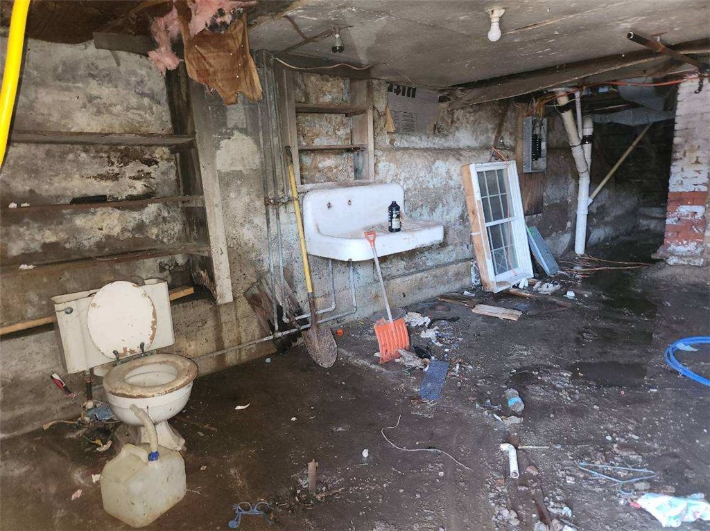 New Castle, Pennsylvania 16101, United States, 4 Bedrooms Bedrooms, ,2 BathroomsBathrooms,Residential,Pending,176269