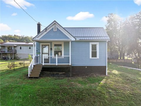 Photo of 185 Elm St. St, New Brighton, PA 15066 (MLS # 1723778)
