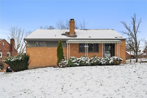 Photo of 1902 Worcester Dr, Pittsburgh, PA 15243 (MLS # 1732130)