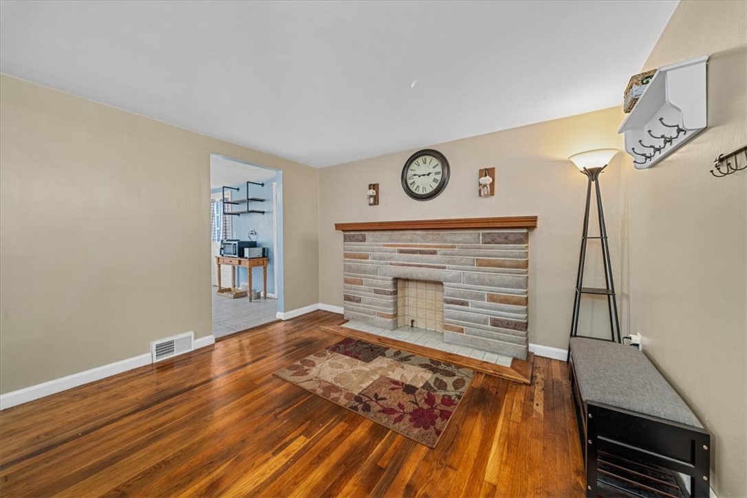 Brighton Twp, Pennsylvania 15009, United States, 2 Bedrooms Bedrooms, ,1 BathroomBathrooms,Residential,Contingent,240241