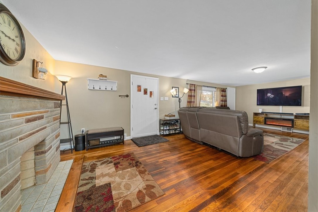 Brighton Twp, Pennsylvania 15009, United States, 2 Bedrooms Bedrooms, ,1 BathroomBathrooms,Residential,Contingent,240241