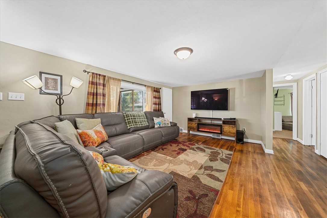 Brighton Twp, Pennsylvania 15009, United States, 2 Bedrooms Bedrooms, ,1 BathroomBathrooms,Residential,Contingent,240241