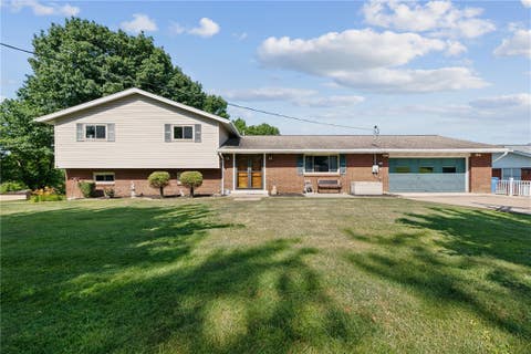 Photo of 170 Summit Dr, Irwin, PA 15642 (MLS # 1760419)
