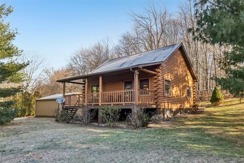 Photo of 2977 Jay Dr, New Castle, PA 16101 (MLS # 1735693)