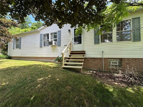 Photo of 106 Plum Dr, Apollo, PA 15613 (MLS # 1759690)