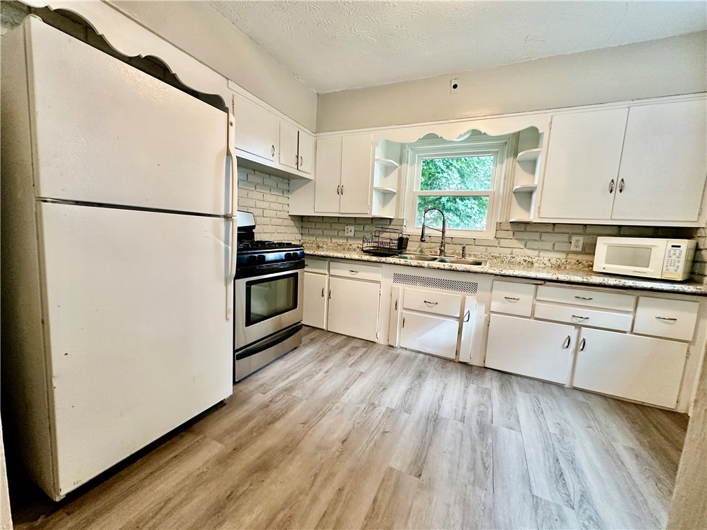 Ellwood City, Pennsylvania 16117, United States, 3 Bedrooms Bedrooms, ,1 BathroomBathrooms,Residential,Active,186300