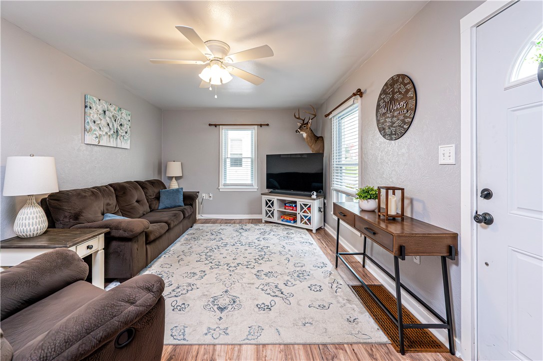 Jeannette, Pennsylvania 15644, United States, 3 Bedrooms Bedrooms, ,2 BathroomsBathrooms,Residential,Contingent,194172