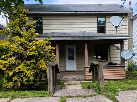 Photo of 214 And 214 1/2 Whittier St, Vandergrift, PA 15690 (MLS # 1725230)