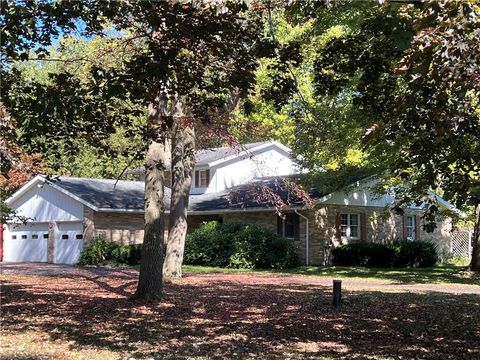 Photo of 123 Longwell Dr, Grove City, PA 16127 (MLS # 1724076)