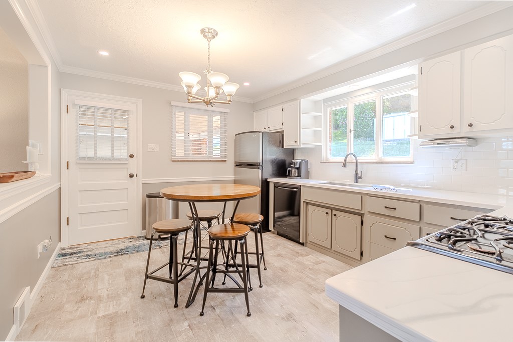 N Versailles, Pennsylvania 15137, United States, 4 Bedrooms Bedrooms, ,2 BathroomsBathrooms,Residential,Contingent,193690