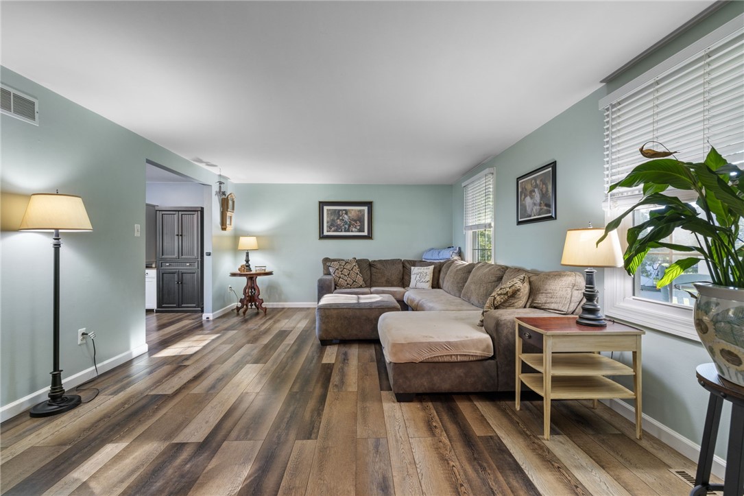 Coraopolis, Pennsylvania 15108, United States, 5 Bedrooms Bedrooms, ,3 BathroomsBathrooms,Residential,Active,232919