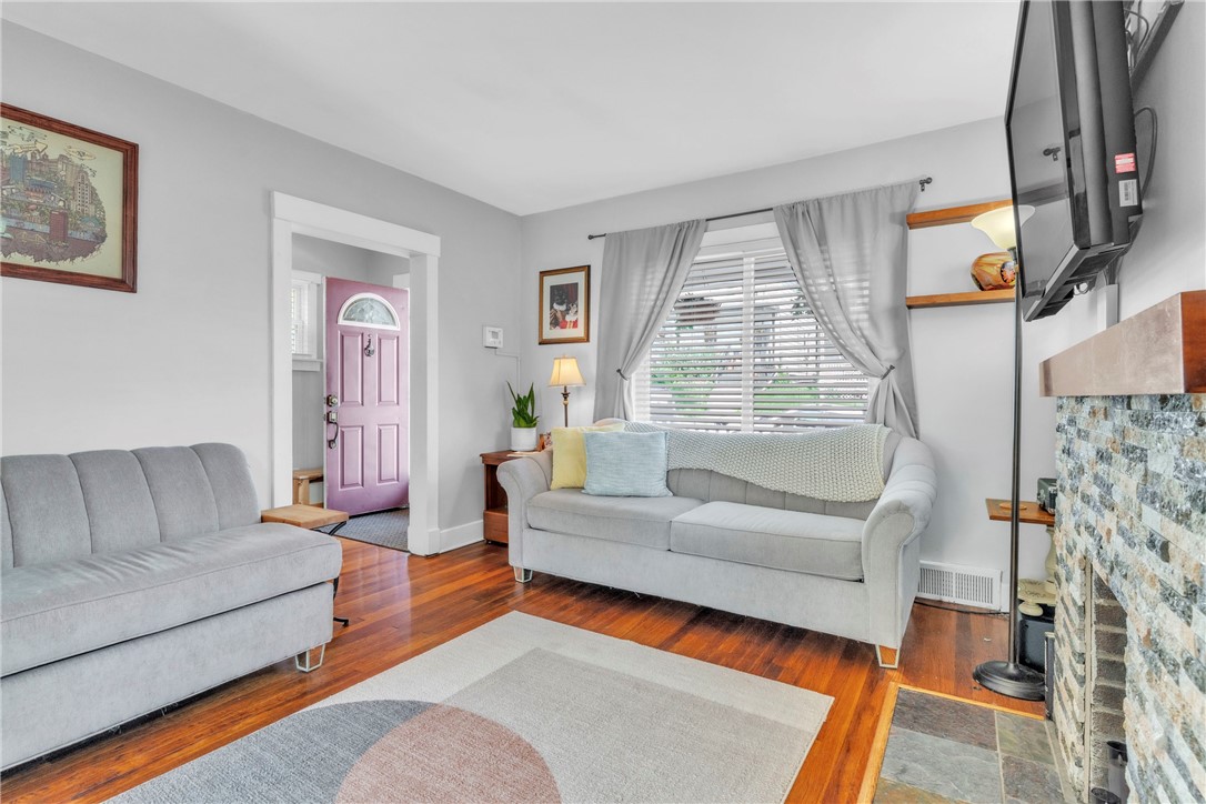 Dormont, Pennsylvania 15216, United States, 3 Bedrooms Bedrooms, ,1 BathroomBathrooms,Residential,Contingent,186879