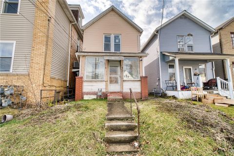 Photo of 719 Crescent Ave, Ellwood City, PA 16117 (MLS # 1742827)