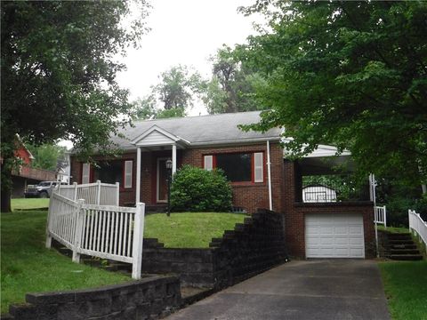 Photo of 810 Longvue Dr, Ellwood City, PA 16117 (MLS # 1763982)
