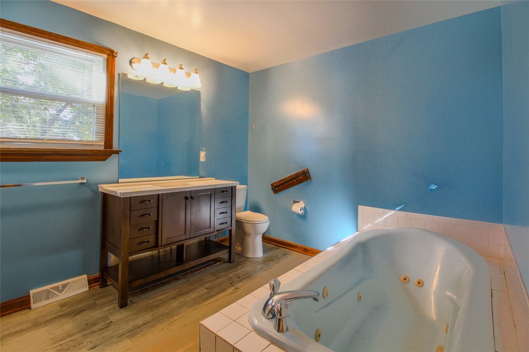 Ross Twp, Pennsylvania 15237, United States, 5 Bedrooms Bedrooms, ,3 BathroomsBathrooms,Residential,Pending,37620