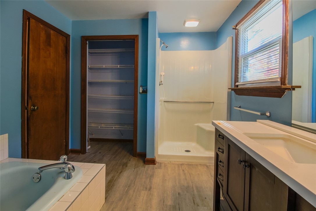 Ross Twp, Pennsylvania 15237, United States, 5 Bedrooms Bedrooms, ,3 BathroomsBathrooms,Residential,Pending,37620