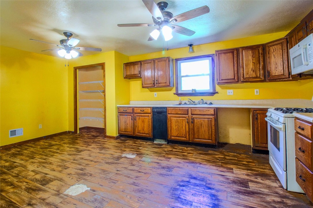 Ross Twp, Pennsylvania 15237, United States, 5 Bedrooms Bedrooms, ,3 BathroomsBathrooms,Residential,Pending,37620