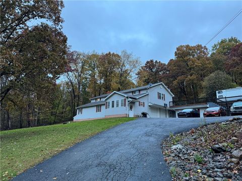 Photo of 526 E River Rd, Edinburg, PA 16116 (MLS # 1728986)