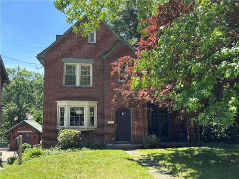 Photo of 240 Parkway Dr, Pittsburgh, PA 15228 (MLS # 1759117)