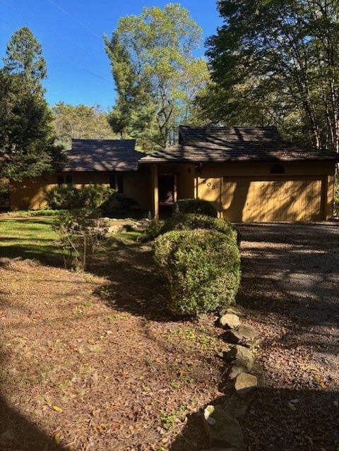 Photo of 603 Edgewood Rd, Bradford Woods, PA 15015 (MLS # 1726101)