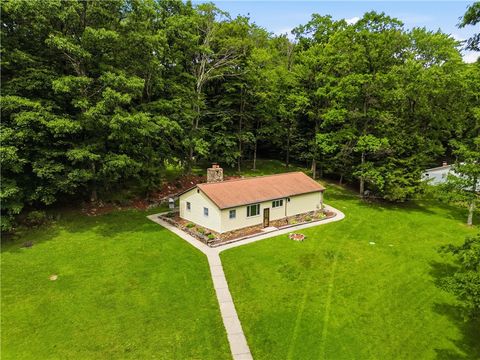 Photo of 251 Evergreen Ln, Acme, PA 15610 (MLS # 1760703)