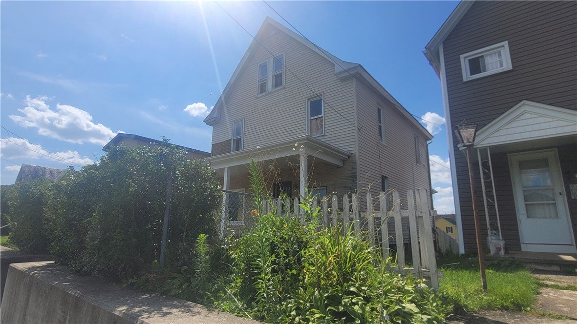 232 W 3rd St
