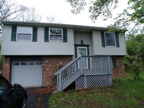 Photo of 309 Larkwood Ct, Cranberry Twp, PA 16066 (MLS # 1751823)